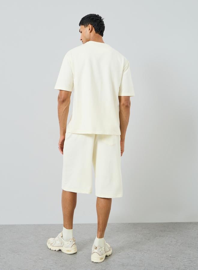 Styli Men Oversized Badge Detail T-Shirt and Shorts Co-Ords - Image 5